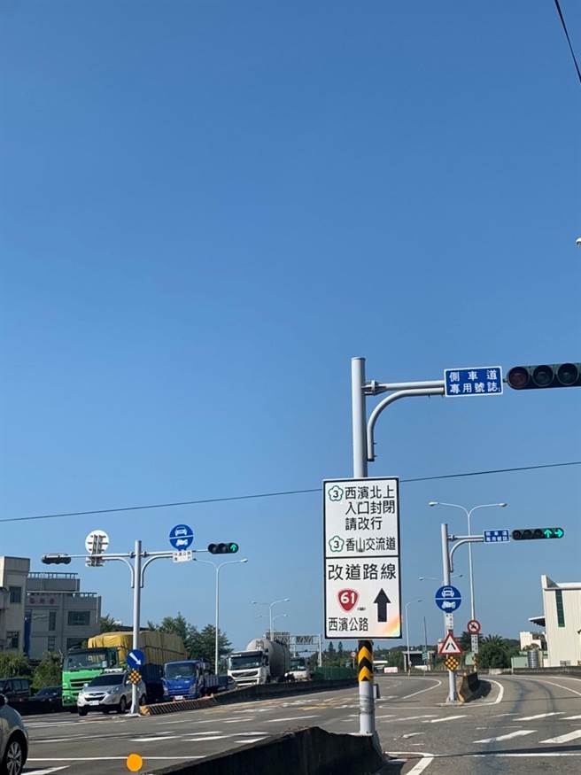 苗栗縣警察局公布今年和平紀念日連續假期交通疏導措施，呼籲民眾配合警察、義交的指揮管制。（苗栗縣警局提供／巫靜婷苗栗傳真）