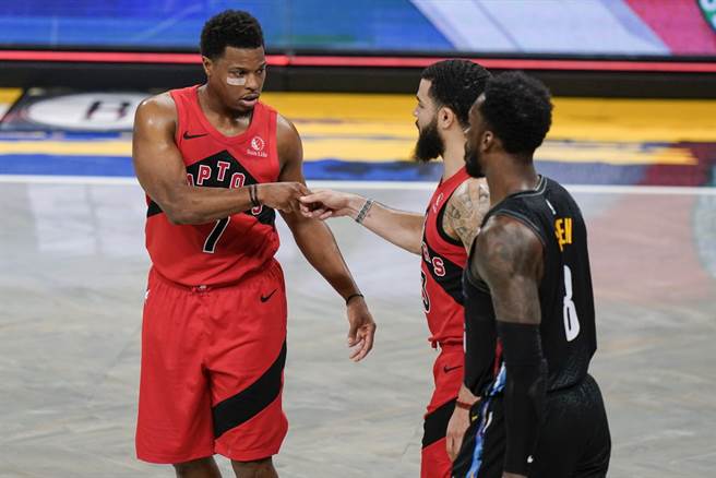 羅瑞(左)打算把暴龍主控棒子交接給范維利特，自己跳槽七六人全力爭冠。(美聯社)