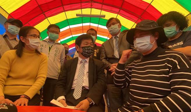 台铁局海端火车站23日发生工程维修车撞上3名工务段人员2死1伤重大工安意外，交通部次长暨台铁代理局长祁文中26日至池上、关山慰问死伤者家属，潘姓家属质疑台铁「螺丝松了」。（蔡旻妤摄）