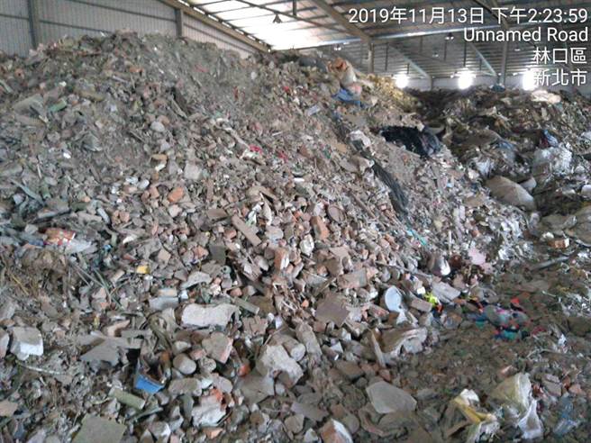 為避免廠房遭排除重畫區外，影響未來士地重新分配，林姓地主評估後自行清理萬噸垃圾。（新北地政局提供／李俊淇新北傳真）