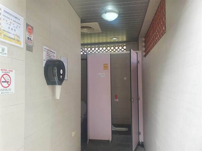 潮洋环保公园公厕由专责人员定期清理、补充厕纸、洗手乳等设施，更贴有「公厕QRCode」让民眾扫描立即通报公厕情形。（卢金足摄）
