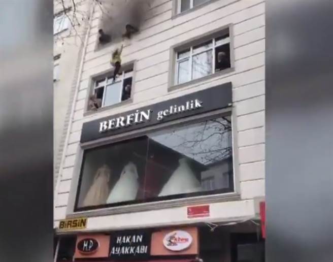 妈妈为了让4个孩子脱困，从3楼往下抛。（图／翻摄自推特／DAILY SABAH）