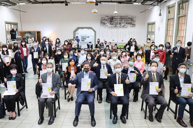 台师大26日发表「台湾文化的记忆与转译」联合计画成果，除了口述访谈22位台籍及日籍校友，并徵集650件以上相关文物数位化与诠释。(台师大提供／简立欣台北传真)