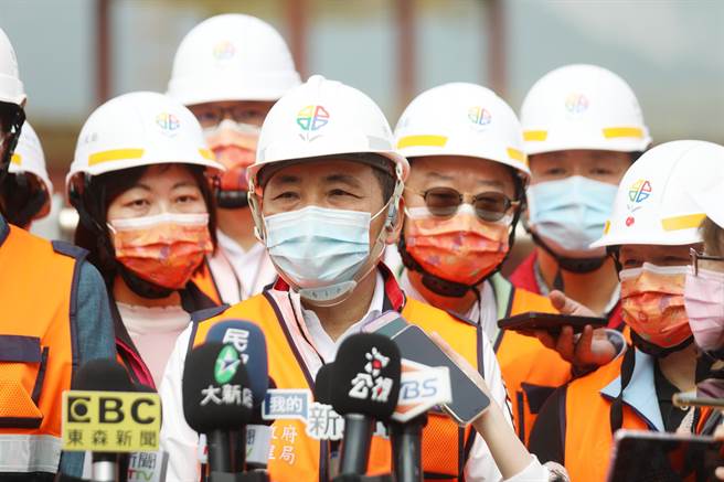 新北市長侯友宜今（26日）替刑大基層警打氣，鍥而不捨偵破寶和會集團非常感動也非常驕傲。（葉書宏攝）