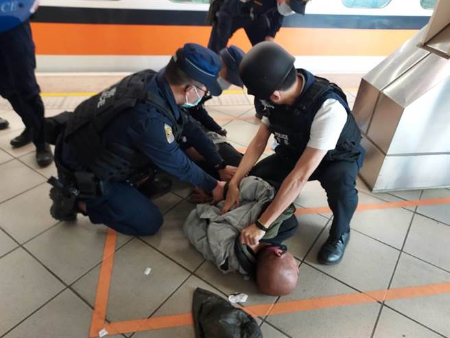 警方趁林男卸下心防，上前将他逮捕。（警方提供／林雅惠高雄传真）