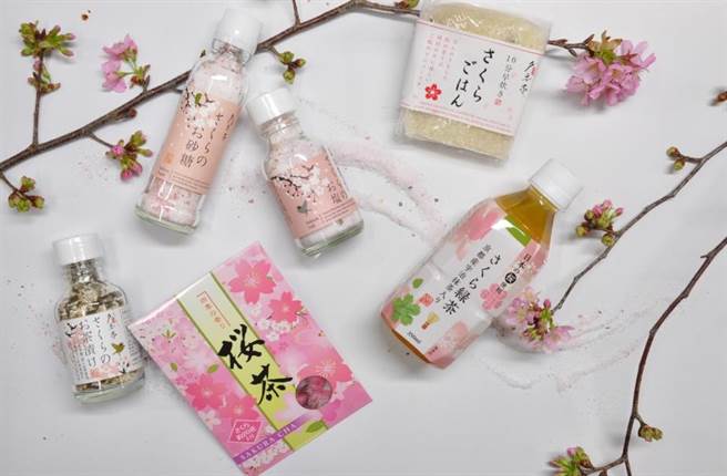 春天是櫻花季，頂級超市BreezeSuper看準春日野餐風潮，228連假前特以「花見春遊．春行樂」為主題，設計多款繽紛野餐組合。（微風提供）