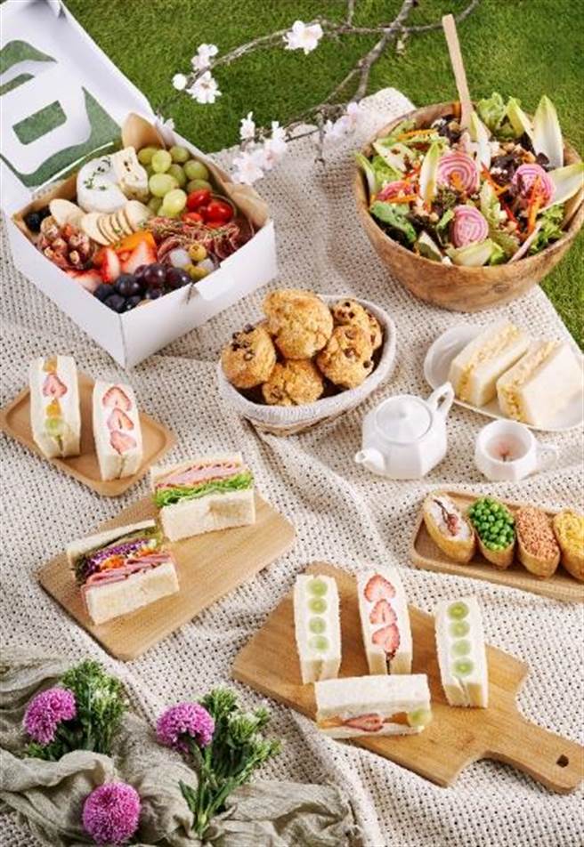 BreezeSuper看準春日野餐風潮，以「花見春遊．春行樂」為主題，設計多款繽紛野餐組合，搭配櫻花應景商品。（微風提供）