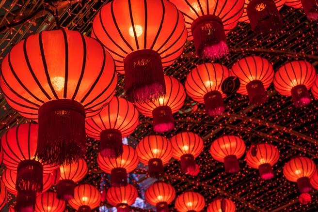 命理师杨登嵙表示，今年想生男孩的已婚妇女，不妨到庙里钻灯脚，向神祈求加持。（达志影像/shutterstock)