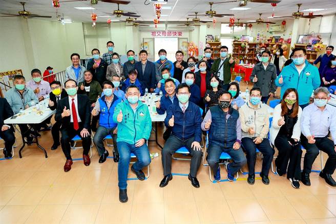 交通部长林佳龙25日赴金门视察金门大桥兴建工程进度，并为台湾首次离岛灯会主持赠灯仪式，下午则出席「金门县观光产业交流座谈会」，与县府及当地观光产业代表进行座谈交流。（观光局提供）