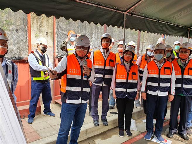 新北市長侯友宜今（26日）上午視察安坑輕軌車站、機廠施工進度。（葉書宏攝）