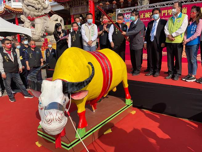 台南市長黃偉哲（執鞭者）在土城正統鹿耳門聖母廟主持今年鞭春牛儀式。（程炳璋攝）