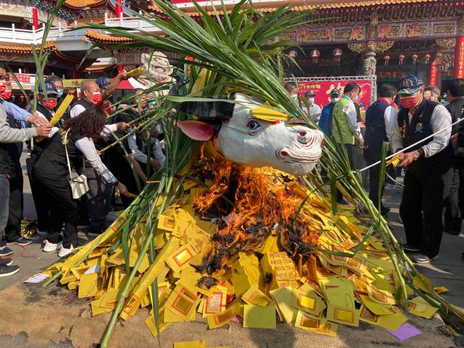 土城正統鹿耳門聖母廟的春牛當場火化送入天庭，餘燼將放入300個平安符內發送給民眾。（程炳璋攝）