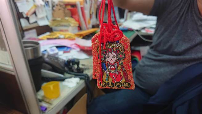 土城正統鹿耳門聖母廟今年搶春牛取消，春牛火化餘燼放入平安符發送，民眾瘋搶索取。（程炳璋攝）