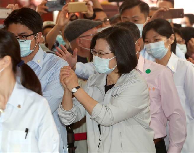 蔡英文总统26日前往北市大直植福宫参拜，走进庙里向一旁的民眾挥手致意。（郑任南摄）
