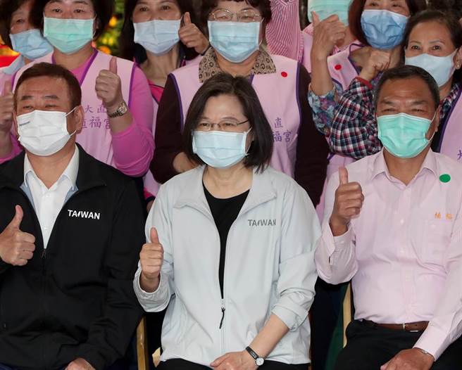 蔡英文总统26日前往北市大直植福宫参拜，先与地方人士合影留念，同声比讚。（郑任南摄）