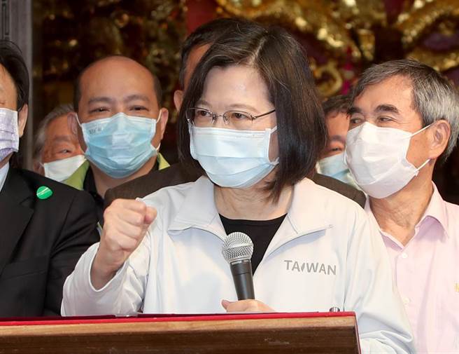 蔡英文总统26日前往北市大直植福宫参拜，在上香后致词表示，台湾成功守住疫情，让去年经济持续稳定成长居亚洲四小龙之首，也是开发中国家经济成长最好的，是大家共同团结努力的结果，加上民主表现也受到国际肯定，尤其国际正形成新的世代供应链，台湾也扮演非常重要角色。（郑任南摄）