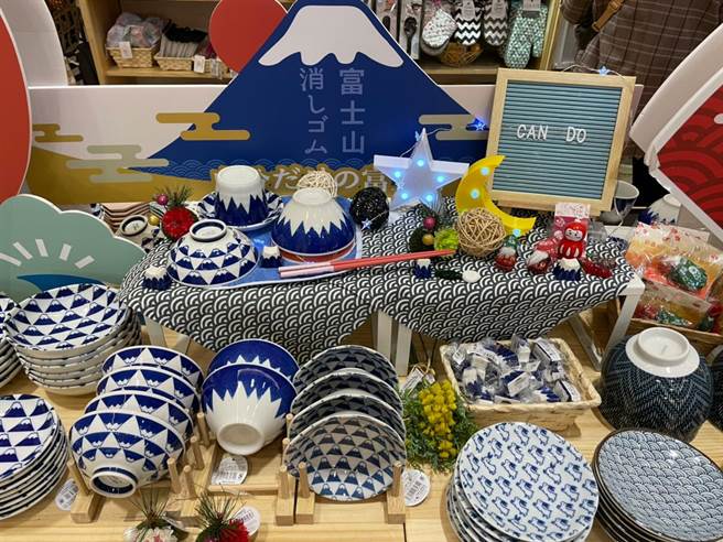 板桥大远百抢攻228连续假期人潮和买气，昨（25日）起至3月11日推出「春季和风飨宴」，网罗日式美食料理、游日必买伴手礼、梦幻甜品。（远百提供）