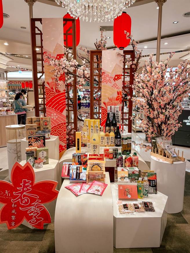 板桥大远百春季和风飨宴，贩售许多日式美食及器物。（远百提供）