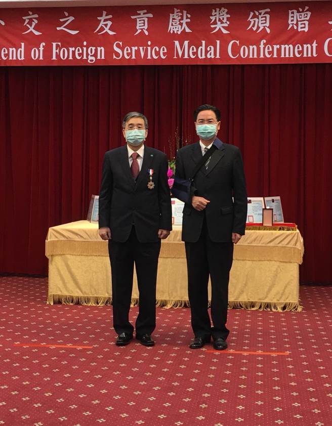 国泰医院院长李发焜代表接受外交部颁赠「外交之友贡献奖」。（国泰医院提供）