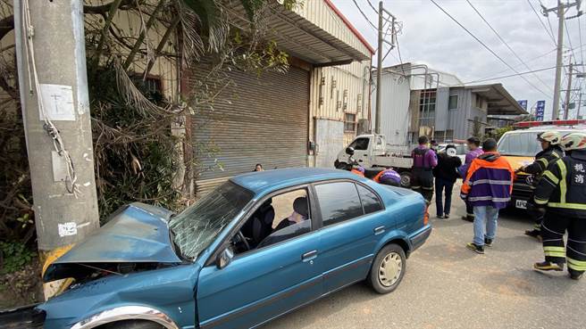 1部蓝色轿车自撞电线杆，车上3人皆送医。（姜霏翻摄）