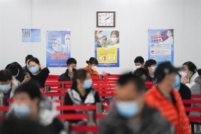 大陆全国两会分别将于3月4日和5日于北京登场，北京市针对疫情防控全面升级，採最高规格检疫措施。图为北京市大兴区瀛海镇一处疫苗接种点。（新华社资料照）