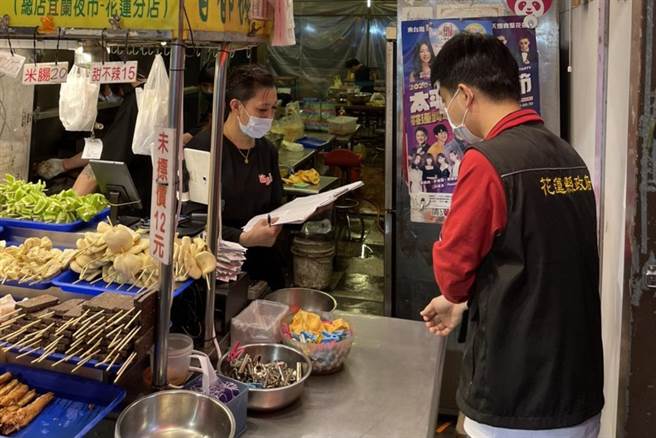 花莲东大门夜市，摊位转租风声不断，县府稽查发现，约有2成摊商实际营运与申请品项不符。（花莲县政府提供／王志伟花莲传真）