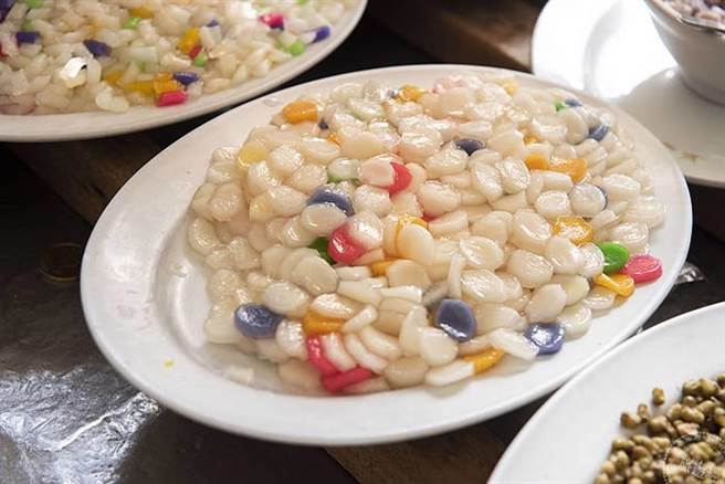 招牌四果汤有燕麦、芋头、花生、绿豆、西谷米、QQ馅料丰富（新竹市政府提供）