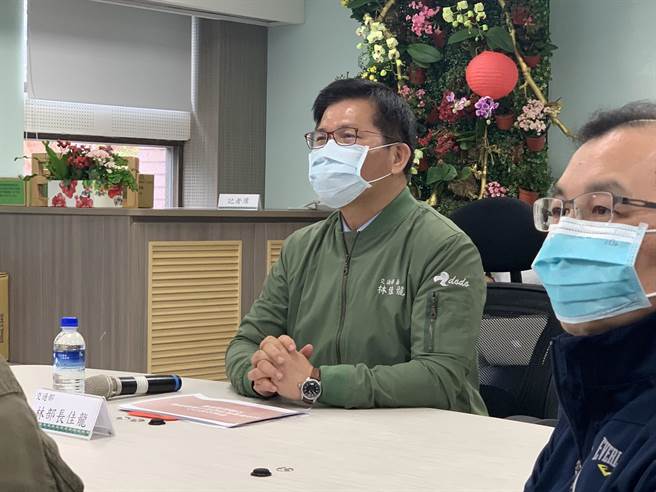 交通部长林佳龙视察坪林行控中心。（王扬杰摄）