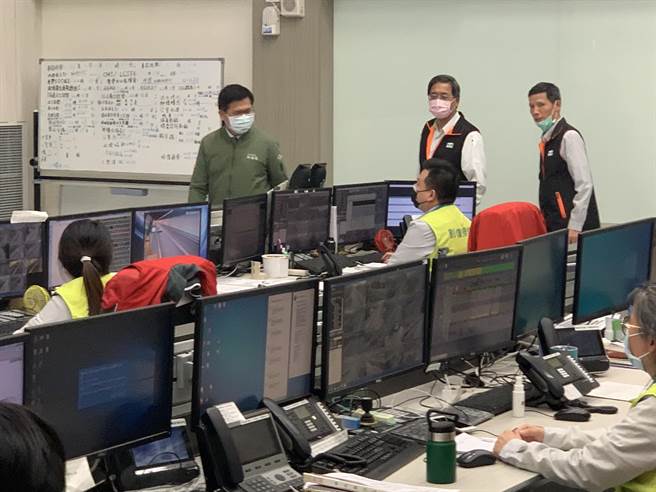 交通部长林佳龙视察坪林行控中心。（王扬杰摄）