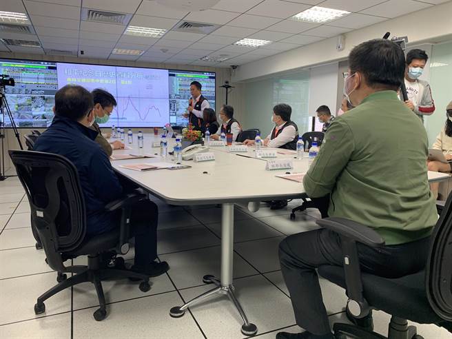 交通部长林佳龙视察坪林行控中心。（王扬杰摄）
