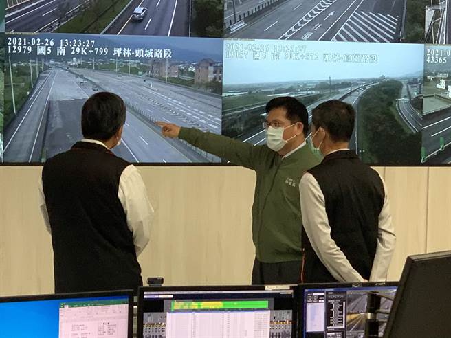 交通部长林佳龙视察坪林行控中心。（王扬杰摄）