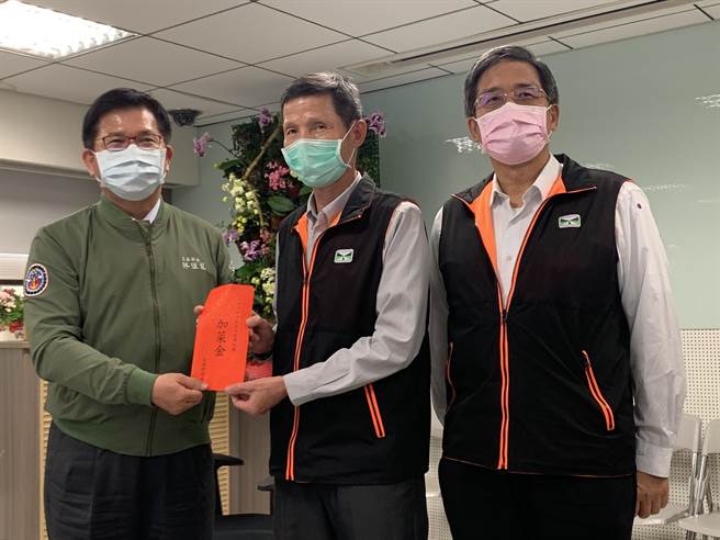 交通部长林佳龙视察坪林行控中心，致赠工作人员加菜金。（王扬杰摄）