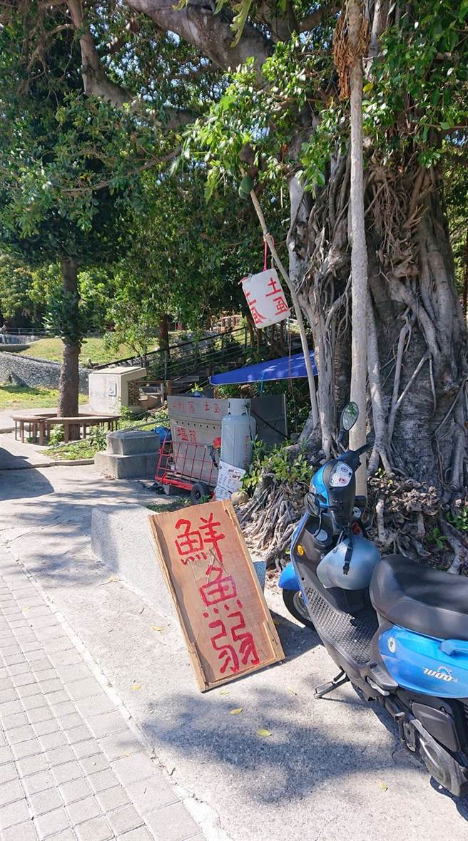 阿伯因年紀大了，認識的字又不多，只好讓大家有邊讀邊，意外引發熱烈討論。（圖／翻攝自路上觀察學院）