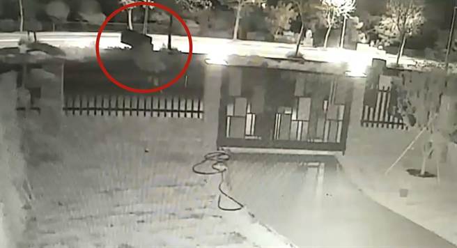 苗栗縣鄧姓男子與謝姓、廖姓、黃姓男子組成4人竊盜集團，農曆年前後偷遍苗栗、公館、三義等地犯下5起住宅竊案，得手玉珮、金飾及液晶電視等3C產品，苗警組成專案小組查緝，全案依竊盜罪移送並聲押獲准。（苗栗警分局提供／巫靜婷苗栗傳真）