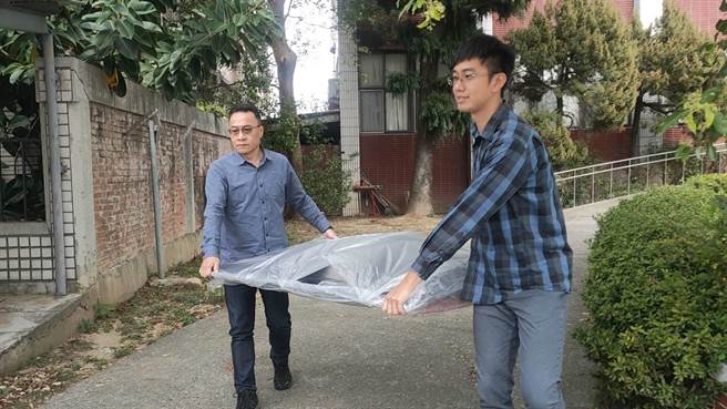 苗栗縣鄧姓男子與謝姓、廖姓、黃姓男子組成4人竊盜集團，農曆年前後偷遍苗栗、公館、三義等地犯下5起住宅竊案，得手玉珮、金飾及液晶電視等3C產品，苗警組成專案小組查緝，全案依竊盜罪移送並聲押獲准。（苗栗警分局提供／巫靜婷苗栗傳真）