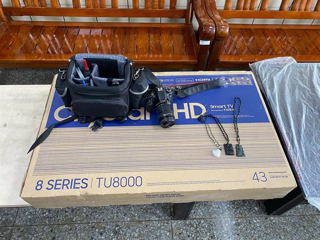 苗栗縣鄧姓男子與謝姓、廖姓、黃姓男子組成4人竊盜集團，農曆年前後偷遍苗栗、公館、三義等地犯下5起住宅竊案，得手玉珮、金飾及液晶電視等3C產品，苗警組成專案小組查緝，全案依竊盜罪移送並聲押獲准。（苗栗警分局提供／巫靜婷苗栗傳真）