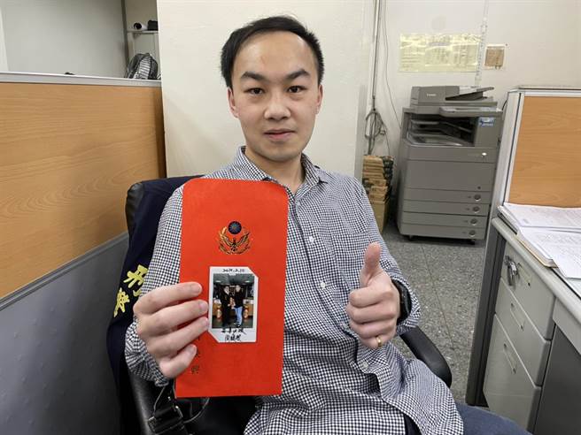 偵破公館鄉連續住竊案的偵查佐李政瑋，2月12日大年初一受理公館鄉福星村住宅竊案後，在座位上無意間看見縣警局長頒贈的「每案必破」紅包，內心受到激勵，自願停休2天積極投入偵辦。（苗栗警分局提供／巫靜婷苗栗傳真）