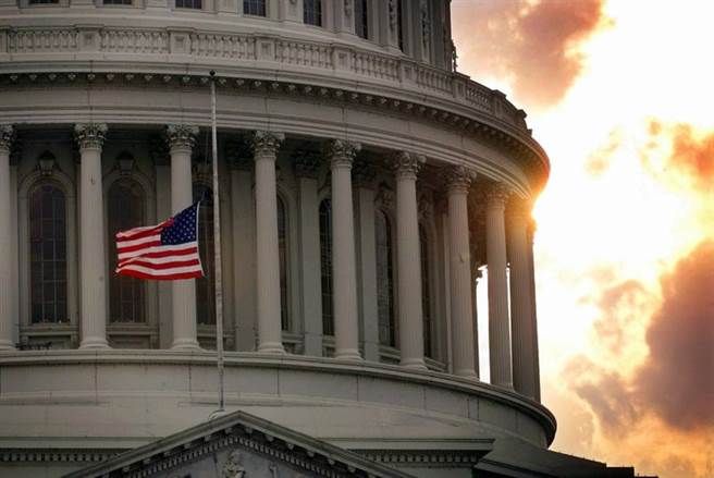 有情资显示先前曾参与国会动乱的极端分子，预定在总统拜登赴国会发表国情咨文演说时炸毁国会山庄，并杀害多位议员。图为川粉们于1月6日闯入国会。（美联社）