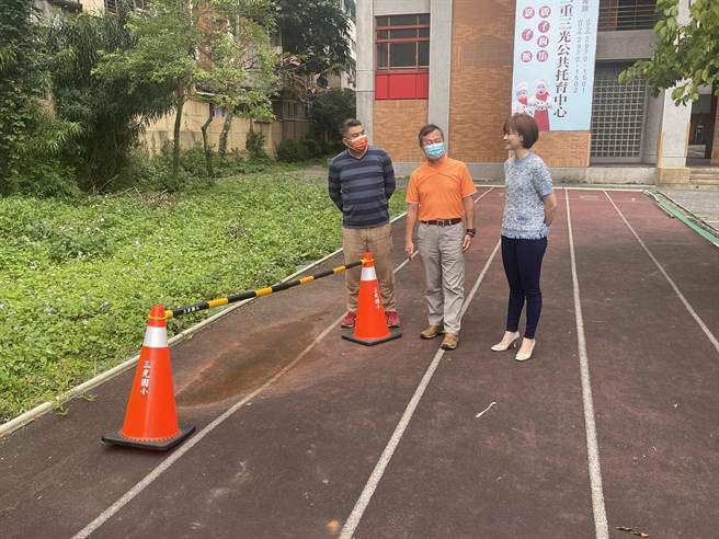 跑道上的泥垢也已固化无法清理，行走起来明显感受到抓地力不足。（民进党新北市党团提供／许哲瑗新北传真）