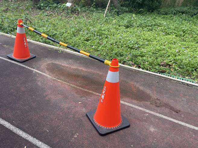 新北市三重三光国小操场年久失修，不仅PU颗粒磨平，还有多处膨胀、变形。（ 民进党新北市团提供／许哲瑗新北传真）（民进党新北市党团提供／许哲瑗新北传真）