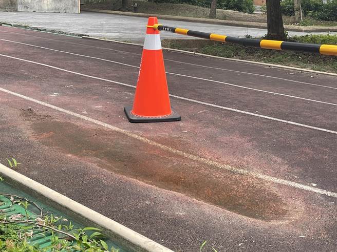 操场多处补丁、凹陷。（民进党新北市党团提供／许哲瑗新北传真）