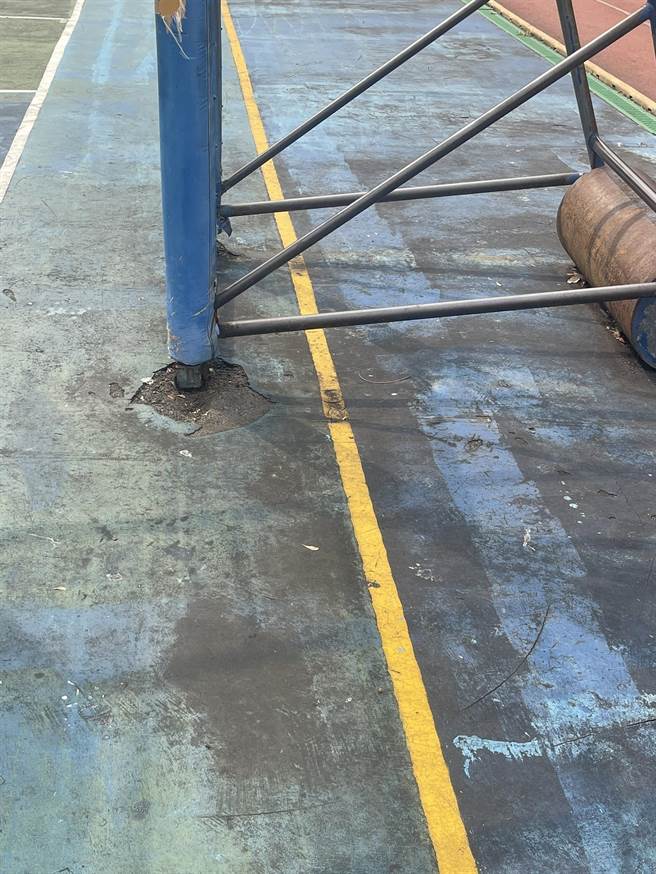 篮球场也有多处破损。（民进党新北市党团提供／许哲瑗新北传真）