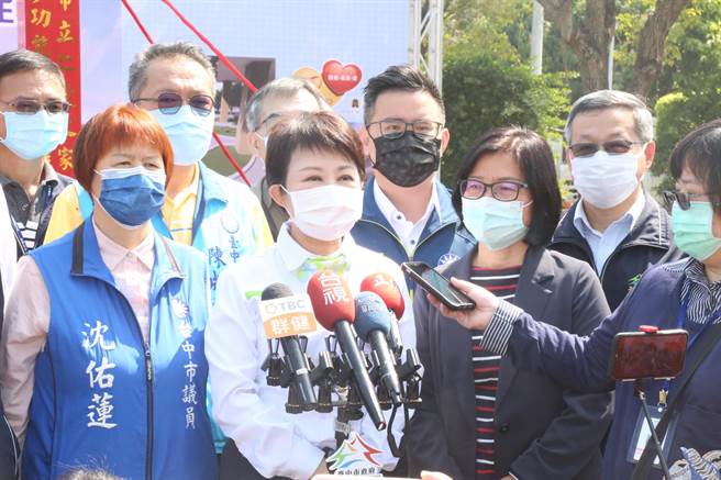 台中市长卢秀燕（前中）表示，人民「反莱猪」的声音，希望政府听见。（张妍溱摄）