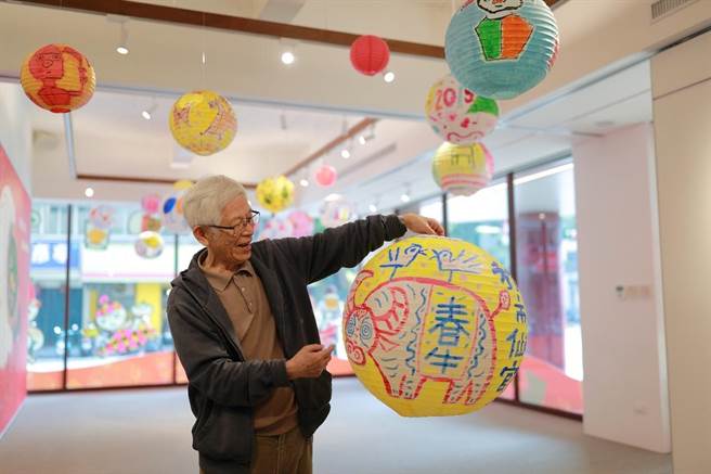 儿童文学大师赵国宗每一年都在元宵节前后在信谊广场带领亲子一起画灯笼(信谊提供／简立欣台北传真)
