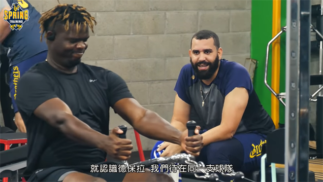 中信兄弟新洋投加百列(右)过去与德保拉(左)曾是队友。（截自中信兄弟官方YOUTUBE）