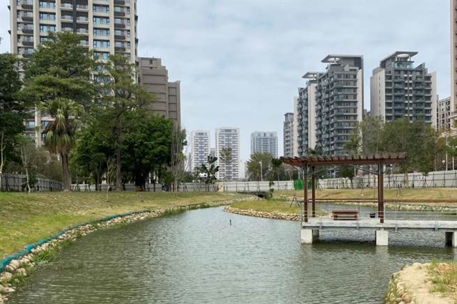 為東興圳景觀再造工程第一期範圍內的公26，26日正式驗收，預計將於3月初拆除圍籬後正式開放。（莊旻靜攝）
