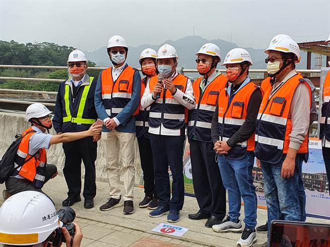 新北市长侯友宜（26日）上午前往安坑轻轨工区视察。（叶书宏摄）