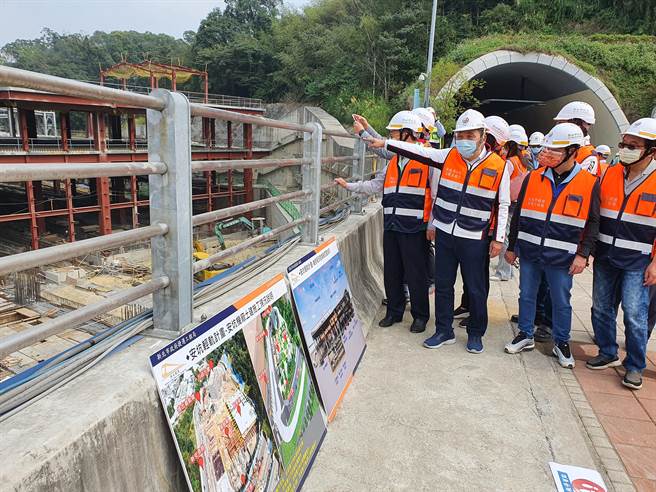 新北市长侯友宜（26日）上午前往安坑轻轨工区视察。（叶书宏摄）