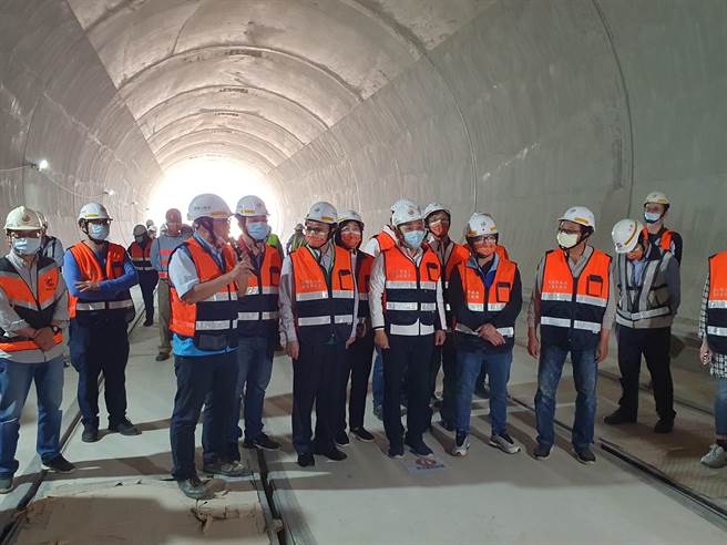 新北市长侯友宜（26日）上午前往安坑轻轨工区视察。（叶书宏摄）