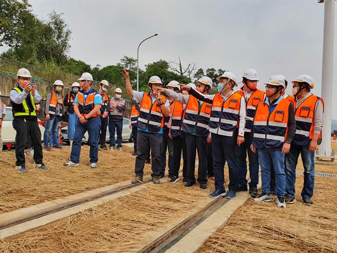 新北市长侯友宜（26日）上午前往安坑轻轨工区视察。（叶书宏摄）